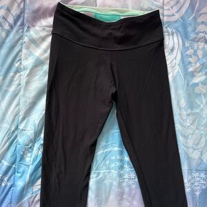 Lululemon Reversible Cropped Leggings – Size 4 (Black w/ Mint Interior)